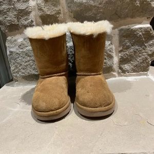 Ugg Kids Boots in Very Good condition size 8